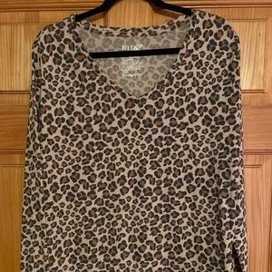 Animal print V-neck longsleeve tee